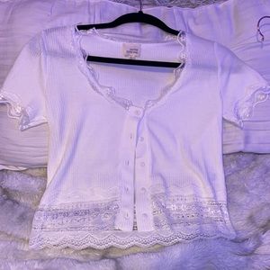 White lace croptop